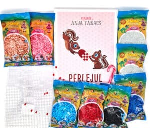 Indhold af Perlejul pakken med Hama perler og perleplader til kreativ julepynt.