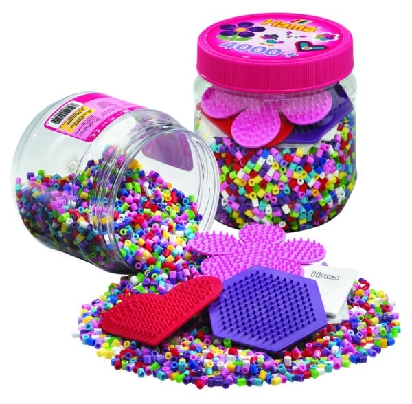 Hama Midi Perlesæt med 4000 farverige perler og 3 perleplader spredt ud foran beholder.
