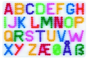 Hama Midi Perleplade med farverige perler formet som alfabetet på hvid baggrund.
