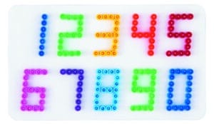 Hama Perleplade Midi viser tal fra 0-9 lavet med farverige perler på hvid baggrund.