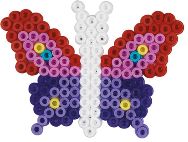 Hama Midi Perlesæt med sommerfugl skabt af farvede perler.