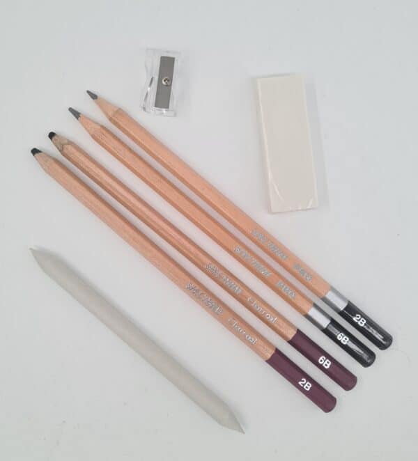 Sæt af 7 tegneredskaber med blyanter, viskelæder og blyantspidser på hvid baggrund.