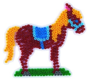 Hama Perleplade Midi i form af en hest i hvid, 15x14 cm, fyldt med farverige perler.