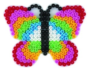 Hama Perleplade Midi i form af en sommerfugl med farverige perler.