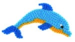 Hama Perleplade Midi i form af en delfin i blå og gule nuancer på hvid baggrund.
