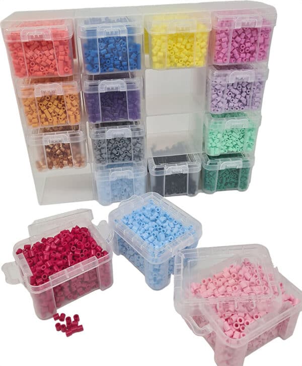 16 små sorteringskasser til perleopbevaring i forskellige farver.
