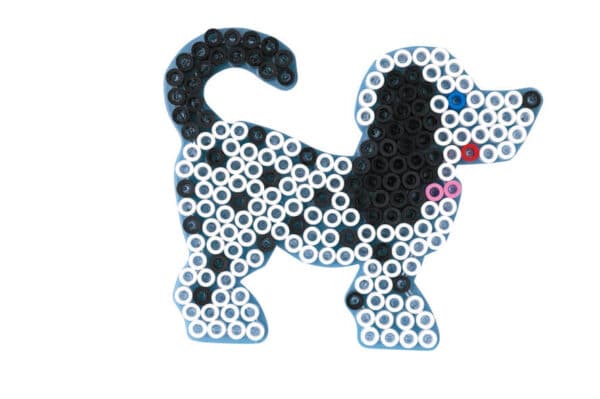Hama Maxi Perleplade formet som en sort og hvid hund.