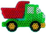 Hama Maxi Perleplade formet som en farverig lastbil i transparent design.