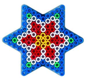 Hama Maxi Perleplade i form af en stjerne med farverige perler.