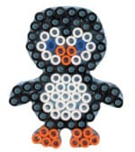 Hama Maxi Perleplade formet som en pingvin i sort, hvid og orange.