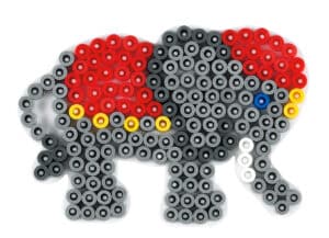 Hama Perleplade Midi formet som en lille elefant i farverne grå, rød og gul.