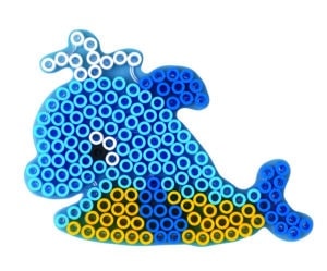 Hama Maxi Perleplade i form af en transparent hval i blå nuancer.