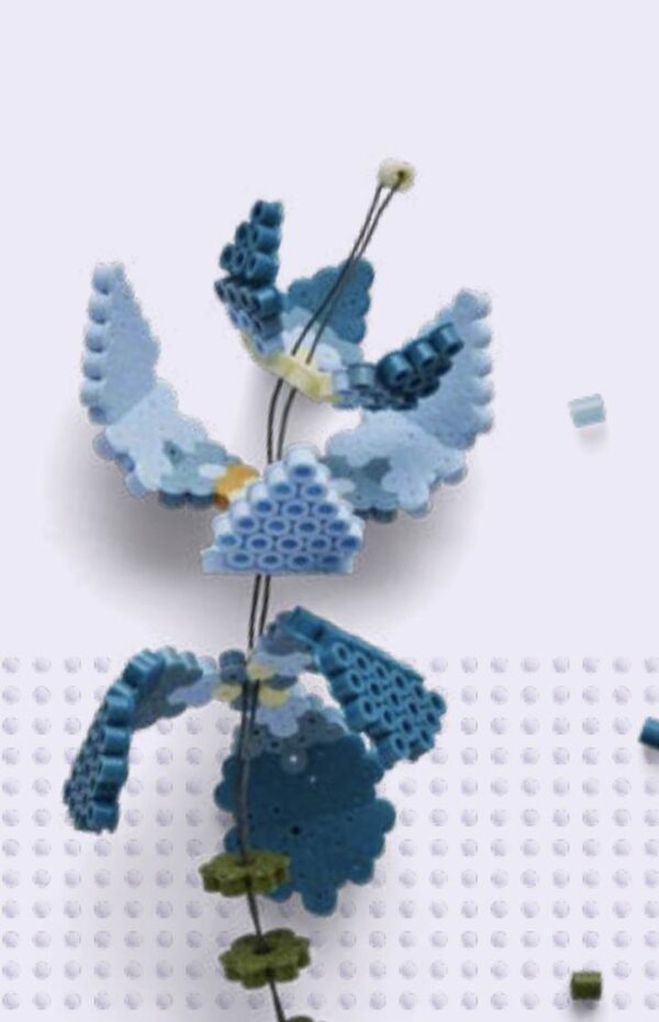 Hama Midi Perlesæt med blå fugl og blomster i form af en buket.