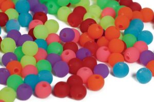Pearl'n'fun 6mm runde perler i mat neonfarver til smykkefremstilling.