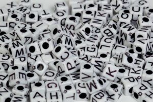 Pearl'n'fun bogstavperler i hvid med sorte bogstaver fra kategorien Perler og Elastiksnor.