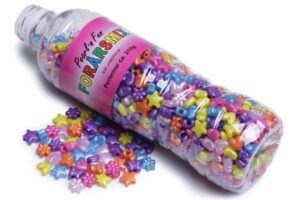 Pearl'n'fun forårsmix perler 240g i en flaske og spredt udenfor til kreativ brug.