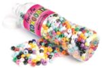 Flaske og bunke af Pearl'n'fun perler i forskellige farver til perle- og elastiksnorprojekter.
