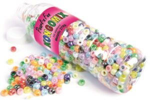 Pearl'n'fun perler i metallic mix spredt ud fra flaske på overflade.
