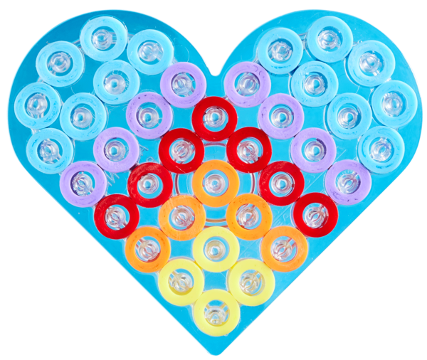 Hama Maxi perleplade formet som et lille hjerte med farverige perler.