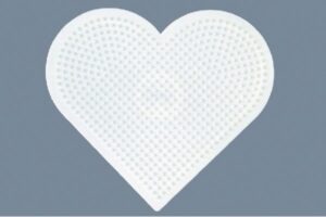 Hama Midi hjerteformet stiftplade på 16x17,5 cm til perleprojekter.
